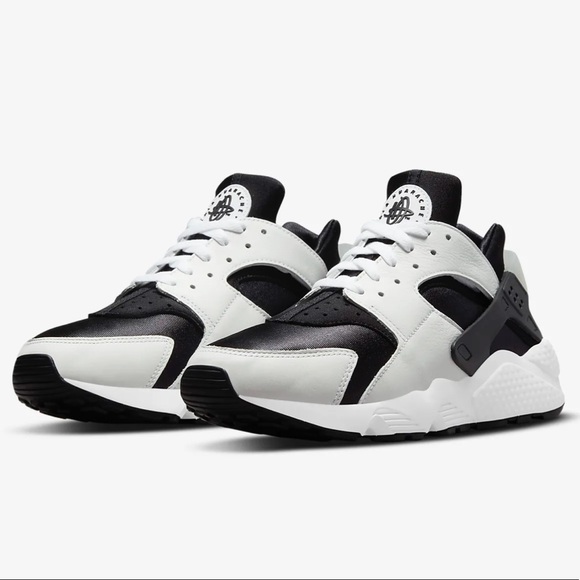 Nike Other - NIKE💥NIKE AIR HUARACHE BLACK AND WHITE💥